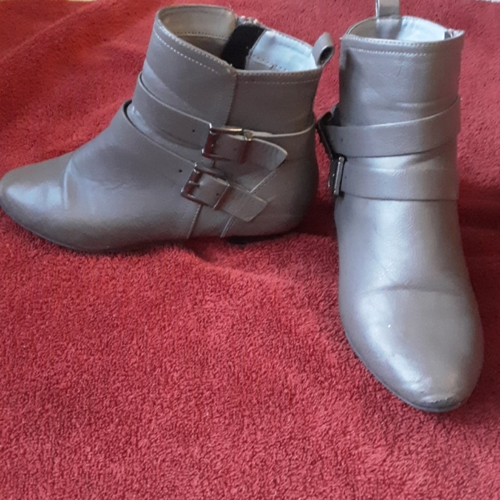 Gray fine point boots